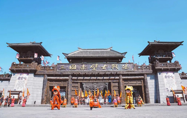 万里寻茶道，赤壁借东风