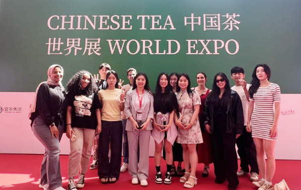 外国友人沉浸体验中国茶文化：2024北京“两展一节”盛况空前