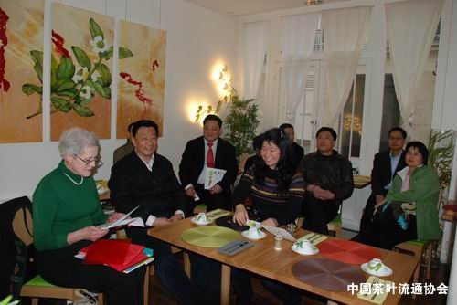 代表团与法国茶叶协会进行交谈