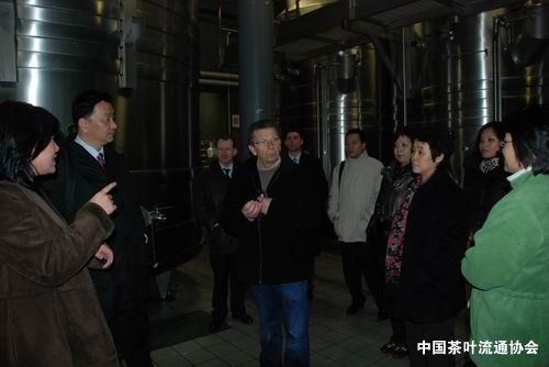 代表团考察葡萄酒加工工艺